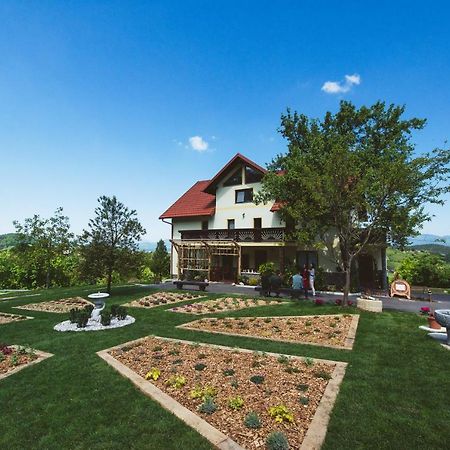 Adventure Farm Bed & Breakfast Store Exterior photo